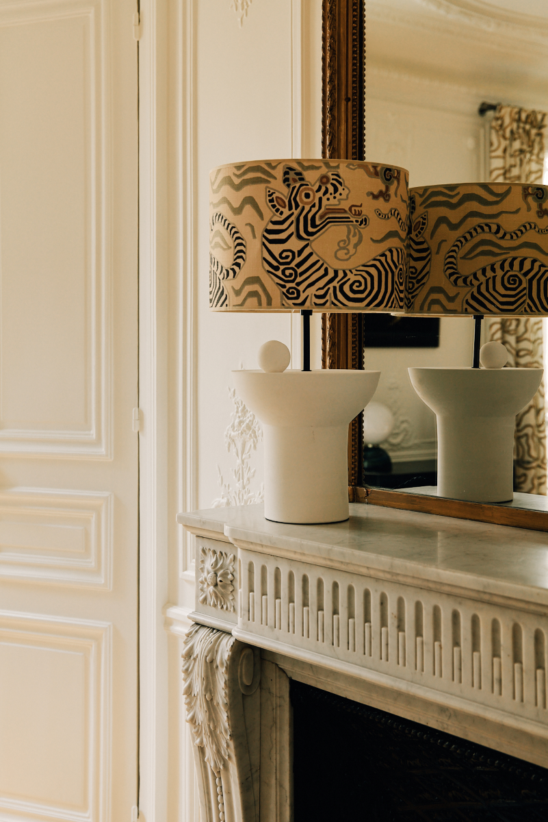 Pièce maîtresse de notre collection signature, la lampe Uyuni se pare de nouveaux atours pour la collection Résonance : pied en céramique, abat-jour en tissu, elle saura illuminer votre intérieur !  Lampe intemporelle et insolite avec cette sphère posée en équilibre sur son pied, et son imprimé qui vous invite au voyage. La technicité apportée à chacune des matières qui la composent, lui confère un statut de bijou artisanal.