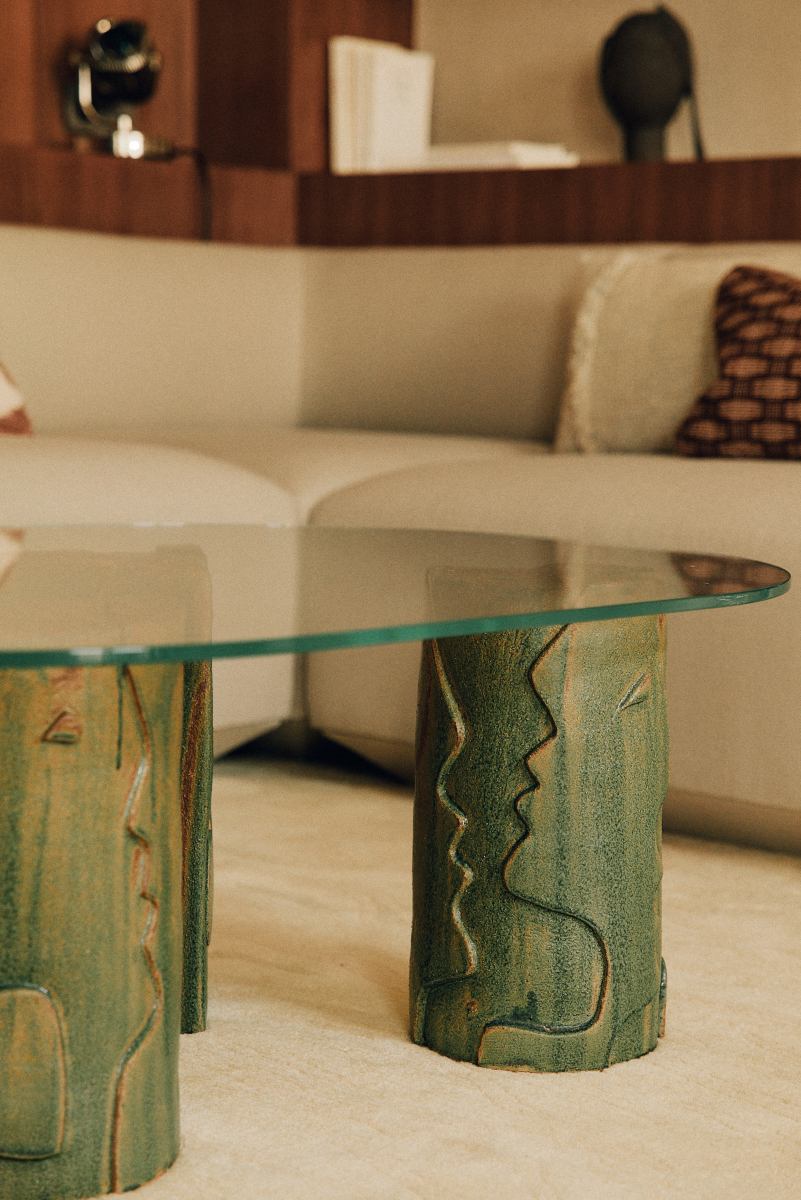 Confectionnée par Thalia Dalecky, artiste céramiste, la table basse Fiesta propose quatre pieds en grès sable sculptés représentant des visages en bas relief, émaillés de couleur vert/brun. Les pieds ne comprennent pas le plateau de verre. Un devis peut être réalisé pour en fabriquer une sur mesure : rond, carré, ovale, oblong, rectangle, demi-cercle pouvant aller jusqu'à 2 centimètres d'épaisseur. Cette demande est à ajouter aux prix des pieds de la table.