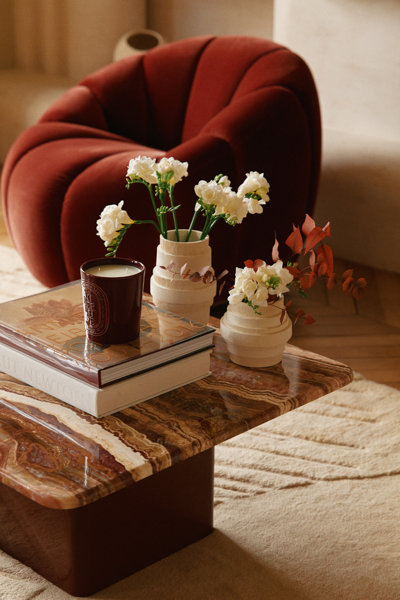 Initialement imaginée pour sublimer un projet d’architecture intérieure signé par l’agence Caroline Andréoni, la table basse&Tecali incarne l’équilibre parfait entre design et savoir-faire artisanal. Avec ses lignes épurées, elle associe un bois laqué teinte terracotta et un plateau en onyx rougeâtre, sublimé par ses veinages et nuances naturels.

Proposées en trois tailles pour s’adapter à vos espaces, les tables basses Tecali peuvent s'assembler et intégrer des environnements variés. 