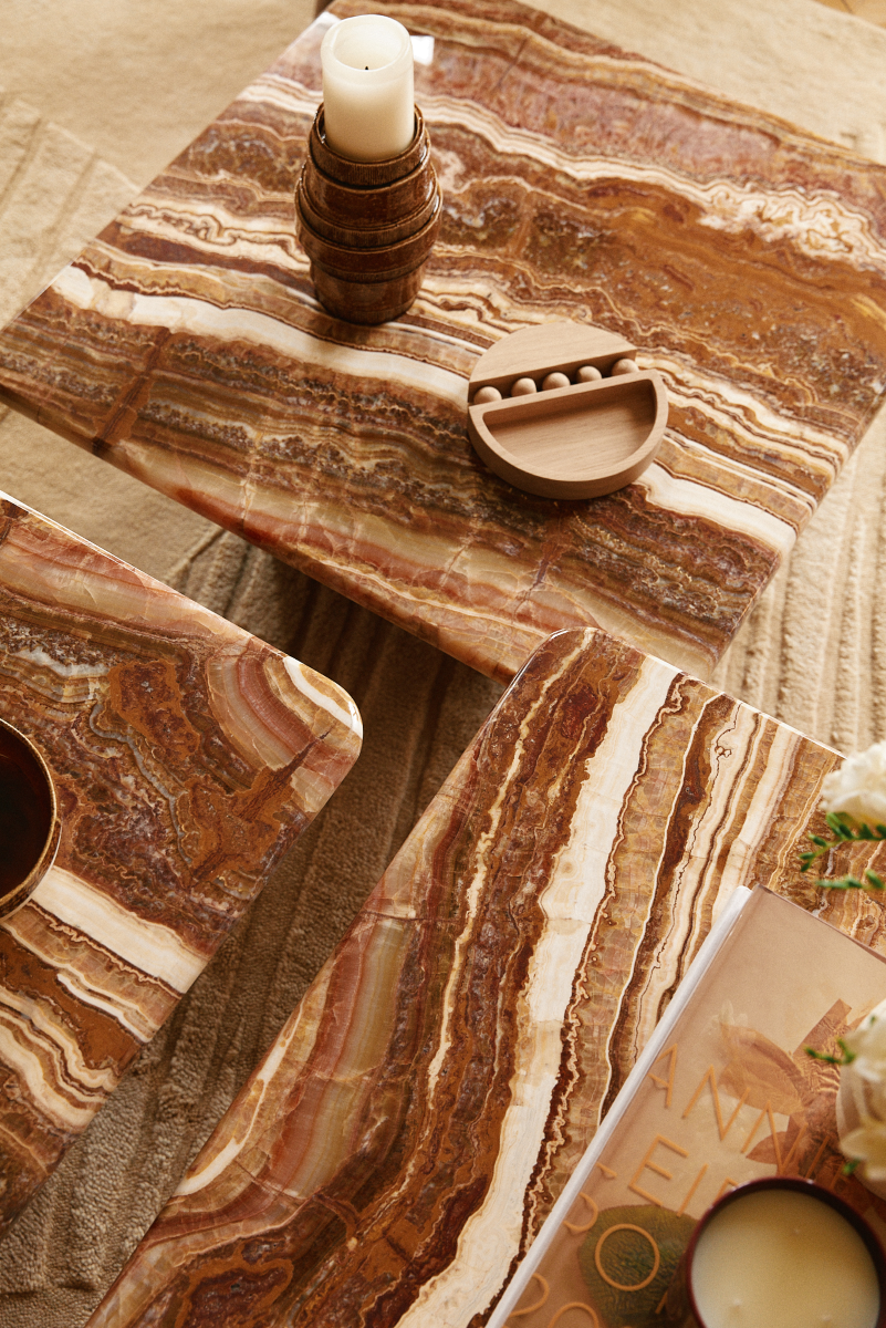 Initialement imaginée pour sublimer un projet d’architecture intérieure signé par l’agence Caroline Andréoni, la table basse Tecali incarne l’équilibre parfait entre design et savoir-faire artisanal. Avec ses lignes épurées, elle associe un bois laqué teinte terracotta et un plateau en onyx rougeâtre, sublimé par ses veinages et nuances naturels.

Proposées en trois tailles pour s’adapter à vos espaces, les tables basses Tecali peuvent s'assembler et intégrer des environnements variés.