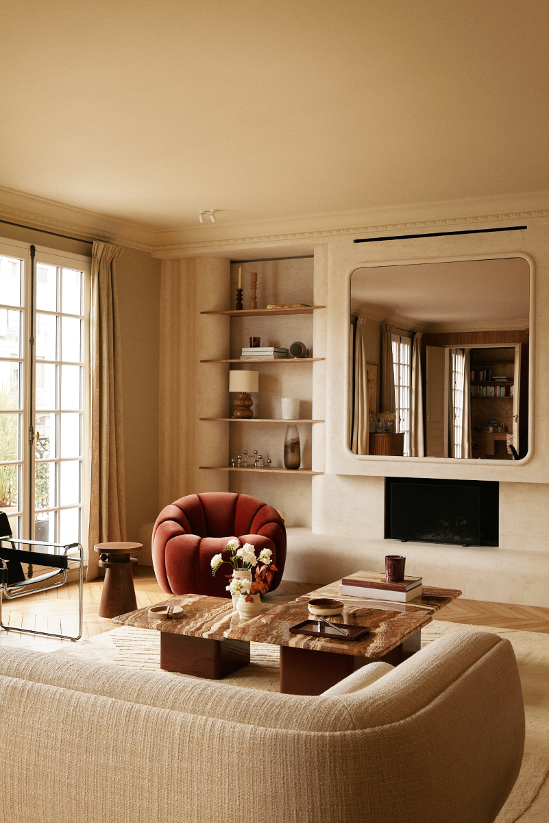 Initialement imaginée pour sublimer un projet d’architecture intérieure signé par l’agence Caroline Andréoni, la table basse Tecali incarne l’équilibre parfait entre design et savoir-faire artisanal. Avec ses lignes épurées, elle associe un bois laqué teinte terracotta et un plateau en onyx rougeâtre, sublimé par ses veinages et nuances naturels.

Proposées en trois tailles pour s’adapter à vos espaces, les tables basses Tecali peuvent s'assembler et intégrer des environnements variés.