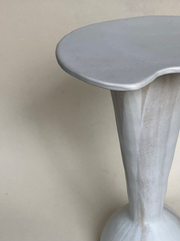 La petite table Ondulé Nacre fait partie de la collection "Ondulations", une série d'œuvres et de pièces design tournant autour de la notion des vagues, du mouvement organique de l'eau, de ses formes enveloppantes et rassurantes aux textures diverses invitant au toucher. En exclusivité chez Caroline Andréoni La Maison, ce guéridon confectionné par l'artiste Thalia Dalecky va de paire avec la petite table ondulée noire de la même collection.