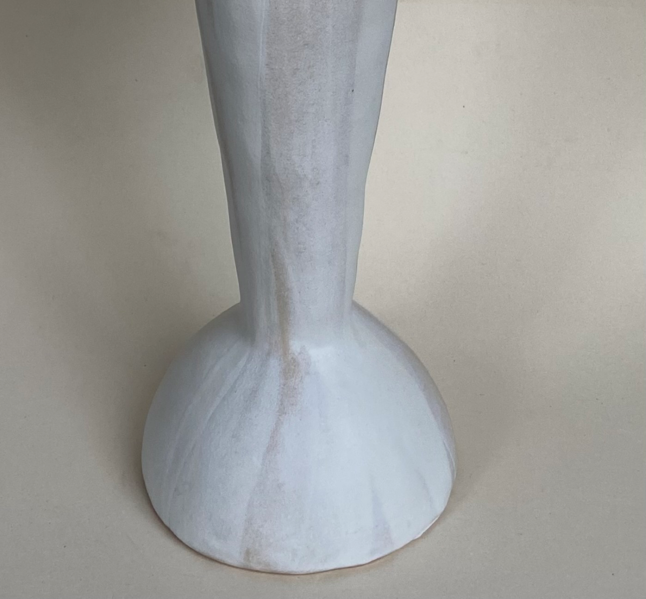 La petite table Ondulé Nacre fait partie de la collection "Ondulations", une série d'œuvres et de pièces design tournant autour de la notion des vagues, du mouvement organique de l'eau, de ses formes enveloppantes et rassurantes aux textures diverses invitant au toucher. En exclusivité chez Caroline Andréoni La Maison, ce guéridon confectionné par l'artiste Thalia Dalecky va de paire avec la petite table ondulée noire de la même collection.