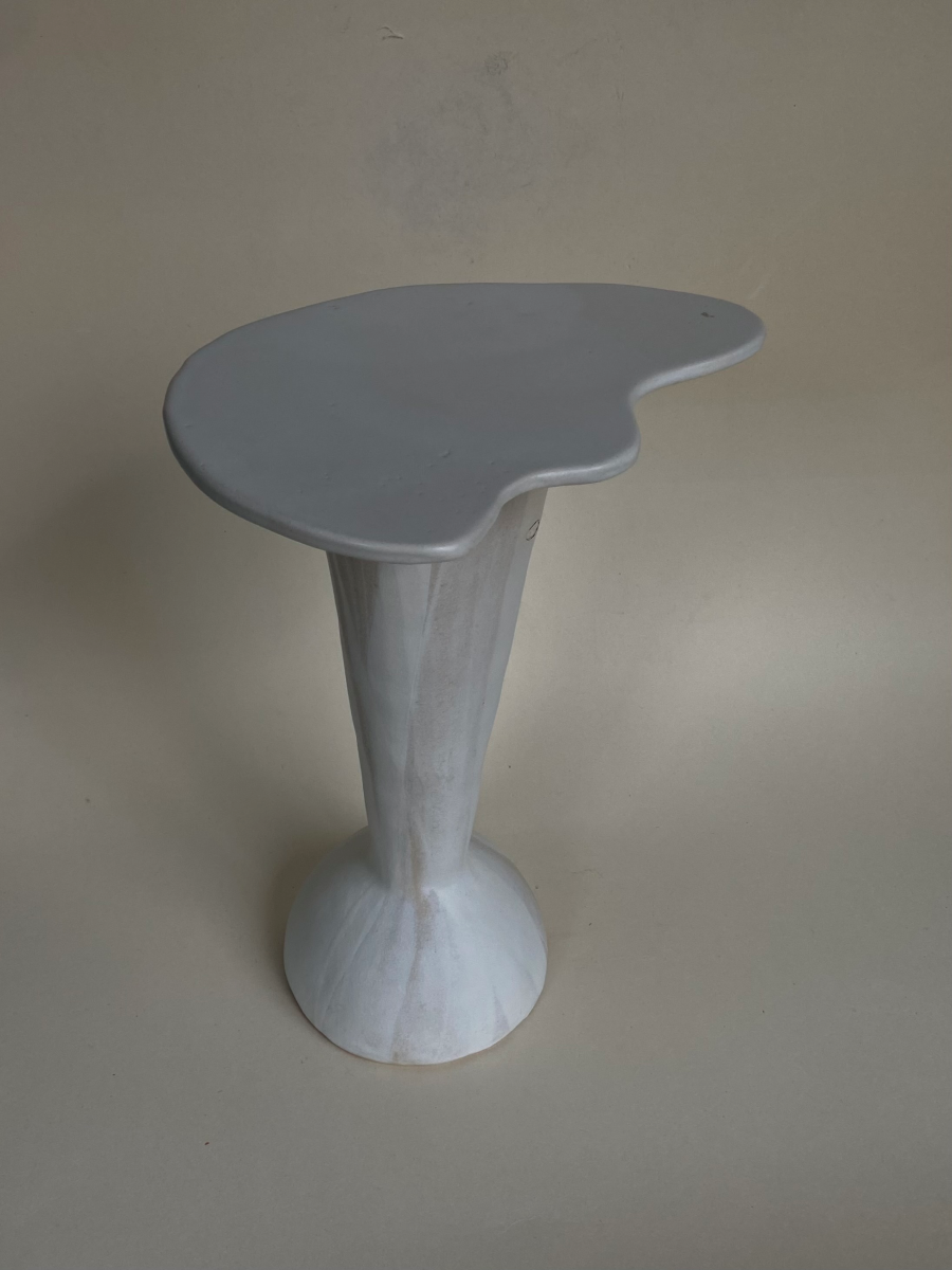 La petite table Ondulé Nacre fait partie de la collection "Ondulations", une série d'œuvres et de pièces design tournant autour de la notion des vagues, du mouvement organique de l'eau, de ses formes enveloppantes et rassurantes aux textures diverses invitant au toucher. En exclusivité chez Caroline Andréoni La Maison, ce guéridon confectionné par l'artiste Thalia Dalecky va de paire avec la petite table ondulée noire de la même collection.
