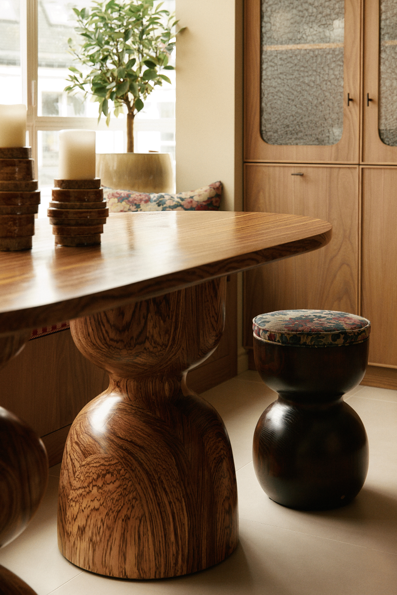 L'alliance de la forme ronde et symétrique, mêlée au motif extrêmement naturel et aléatoire du bois rend chaque création de Romie Objetti unique. Sa finition à la cire d'abeille apporte un rendu satiné et soyeux qui permet de préserver l'aspect naturel et authentique du bois, tout en le sublimant.

Proposée en exclusivité par Caroline Andréoni La Maison, la table à dîner Baya est composée de deux grands pieds singuliers reprenant les formes faisant vibrer les objettis de Alice Damiens.