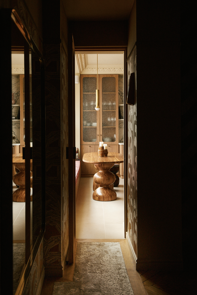 L'alliance de la forme ronde et symétrique, mêlée au motif extrêmement naturel et aléatoire du bois rend chaque création de Romie Objetti unique. Sa finition à la cire d'abeille apporte un rendu satiné et soyeux qui permet de préserver l'aspect naturel et authentique du bois, tout en le sublimant.

Proposée en exclusivité par Caroline Andréoni La Maison, la table à dîner Baya est composée de deux grands pieds singuliers reprenant les formes faisant vibrer les objettis de Alice Damiens.