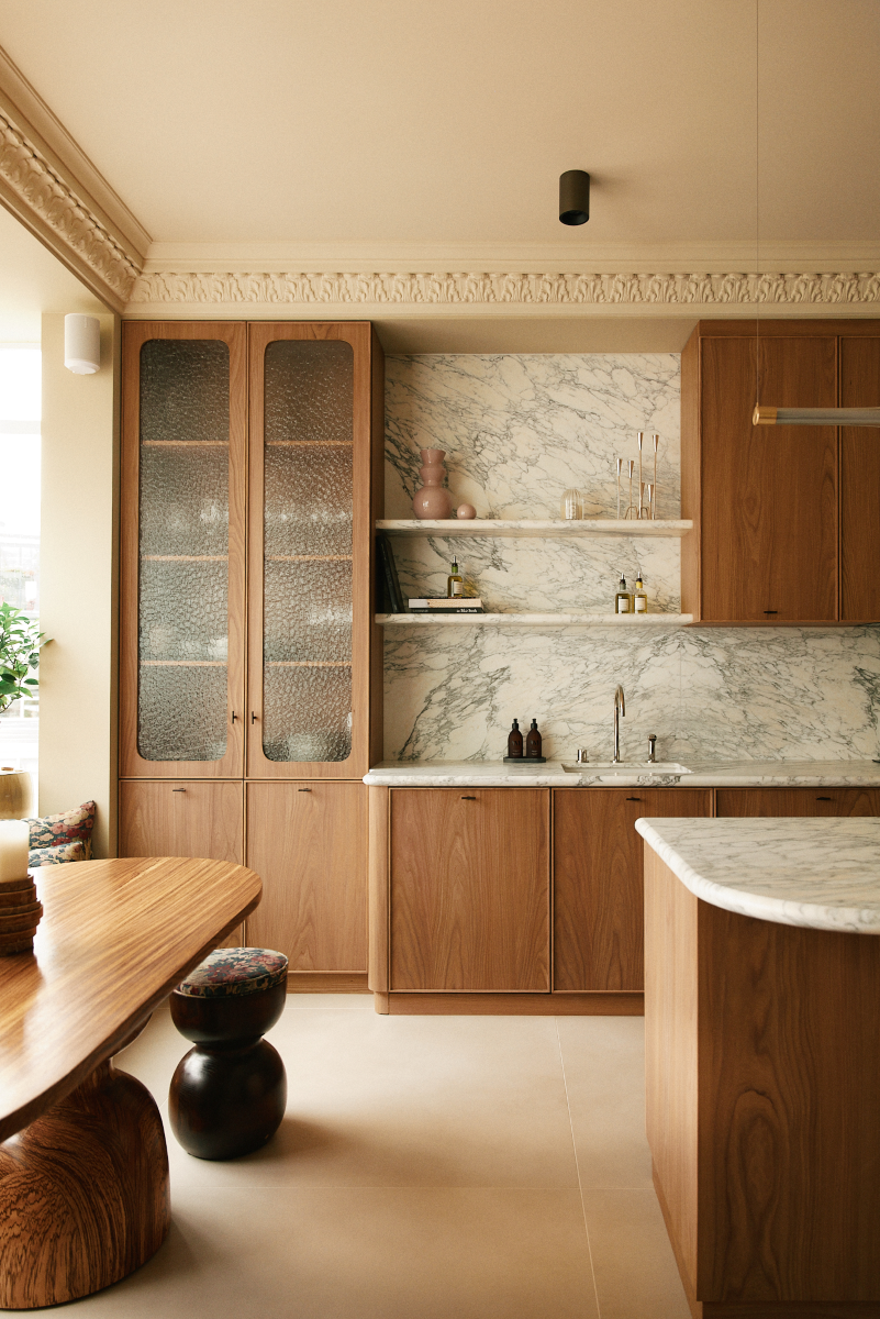 L'alliance de la forme ronde et symétrique, mêlée au motif extrêmement naturel et aléatoire du bois rend chaque création de Romie Objetti unique. Sa finition à la cire d'abeille apporte un rendu satiné et soyeux qui permet de préserver l'aspect naturel et authentique du bois, tout en le sublimant.

Proposée en exclusivité par Caroline Andréoni La Maison, la table à dîner Baya est composée de deux grands pieds singuliers reprenant les formes faisant vibrer les objettis de Alice Damiens.