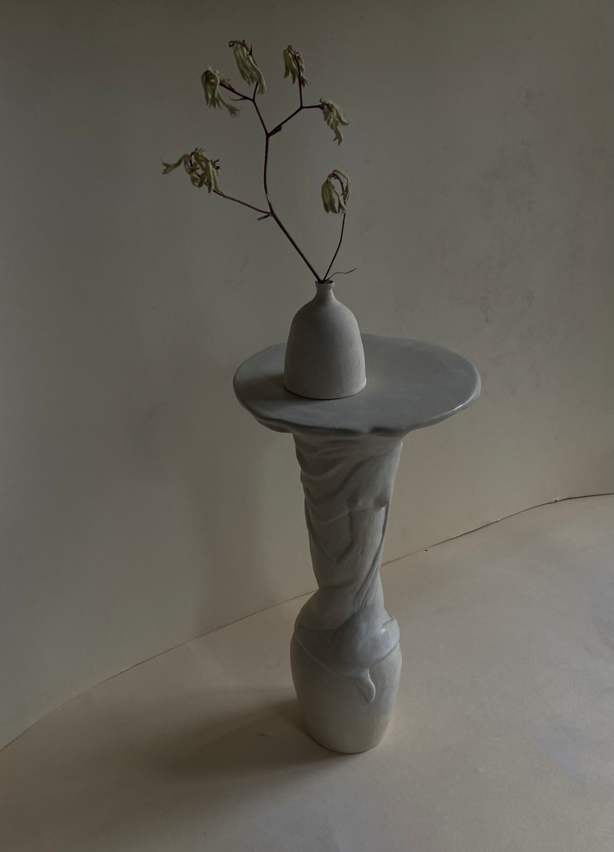 Le guéridon Sirènes proposé en exclusivité chez Caroline Andréoni La Maison est réalisée par l'artiste Thalia Dalecky. Cette petite table d'appoint présente deux femmes sculptées en bas-relief le long du pied de la table. Elle peut être posée en bout de canapé ou bien sur une étagère pour apporter de la hauteur à votre espace.