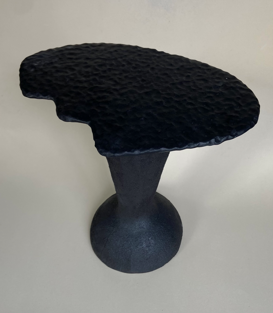 La petite table Ondulée Noire fait partie de la collection "Ondulations", une série d'œuvres et de pièces design tournant autour de la notion des vagues, du mouvement organique de l'eau, de ses formes enveloppantes et rassurantes aux textures diverses invitant au toucher. En exclusivité chez Caroline Andréoni La Maison, ce guéridon confectionné par l'artiste Thalia Dalecky va de paire avec la petite table ondulée nacré de la même collection.