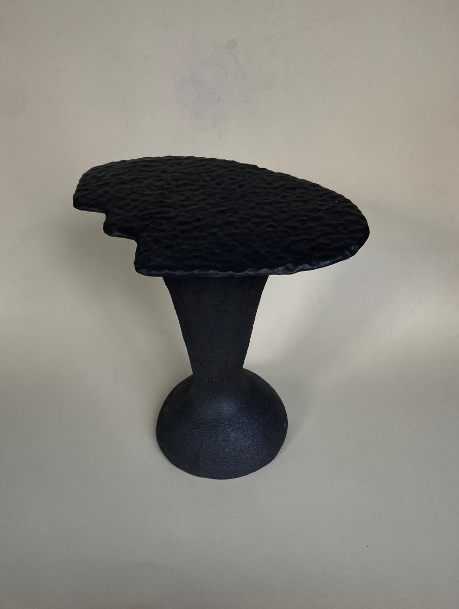 La petite table Ondulée Noire fait partie de la collection "Ondulations", une série d'œuvres et de pièces design tournant autour de la notion des vagues, du mouvement organique de l'eau, de ses formes enveloppantes et rassurantes aux textures diverses invitant au toucher. En exclusivité chez Caroline Andréoni La Maison, ce guéridon confectionné par l'artiste Thalia Dalecky va de paire avec la petite table ondulée nacré de la même collection.