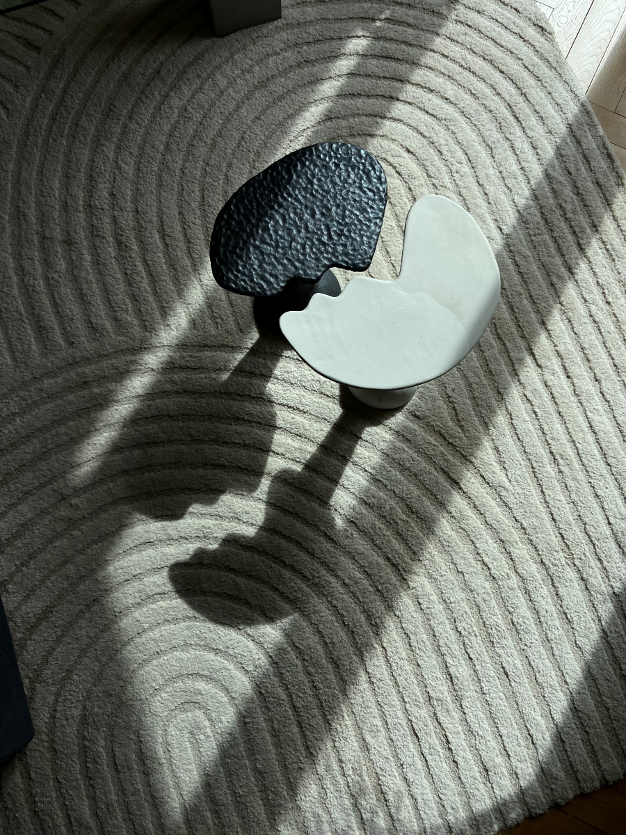 La petite table Ondulée Noire fait partie de la collection "Ondulations", une série d'œuvres et de pièces design tournant autour de la notion des vagues, du mouvement organique de l'eau, de ses formes enveloppantes et rassurantes aux textures diverses invitant au toucher. En exclusivité chez Caroline Andréoni La Maison, ce guéridon confectionné par l'artiste Thalia Dalecky va de paire avec la petite table ondulée nacré de la même collection.