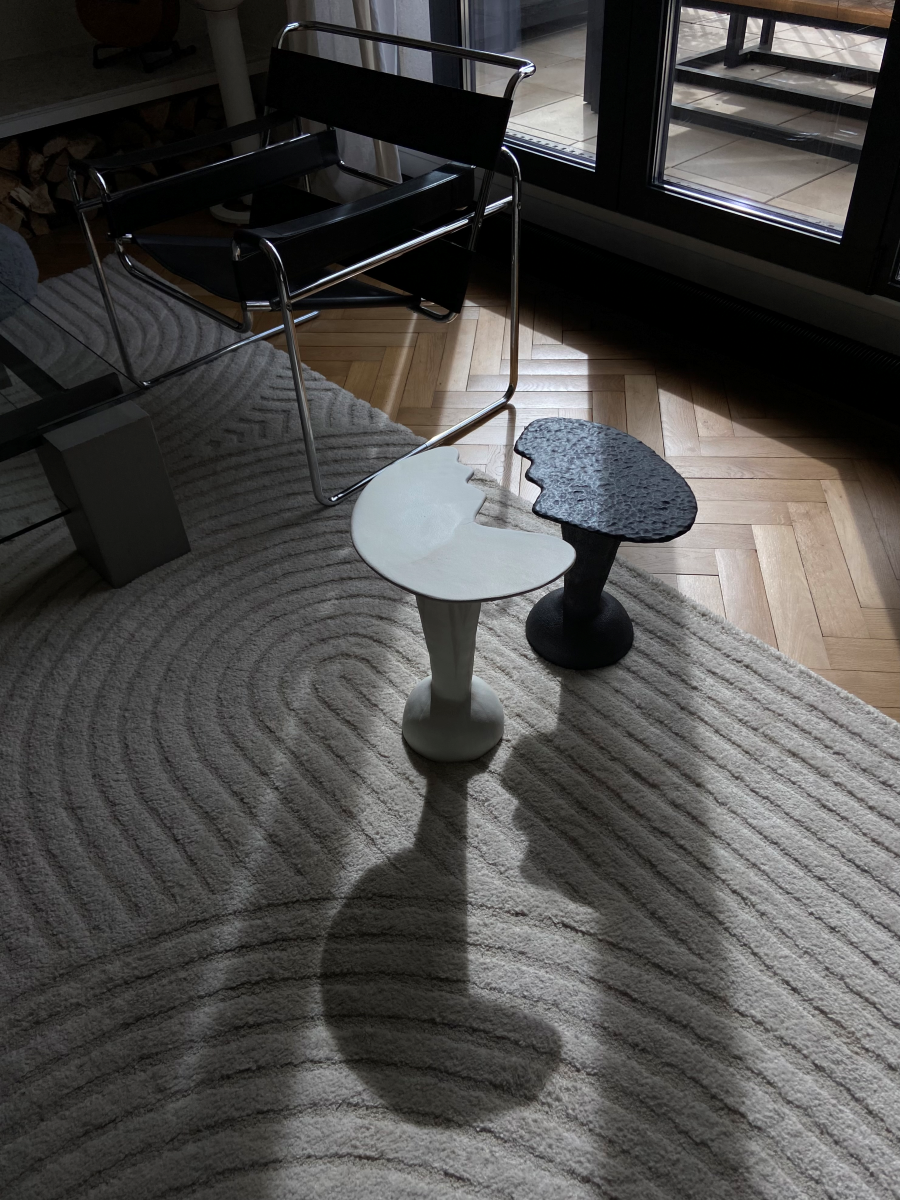 La petite table Ondulé Nacre fait partie de la collection "Ondulations", une série d'œuvres et de pièces design tournant autour de la notion des vagues, du mouvement organique de l'eau, de ses formes enveloppantes et rassurantes aux textures diverses invitant au toucher. En exclusivité chez Caroline Andréoni La Maison, ce guéridon confectionné par l'artiste Thalia Dalecky va de paire avec la petite table ondulée noire de la même collection.