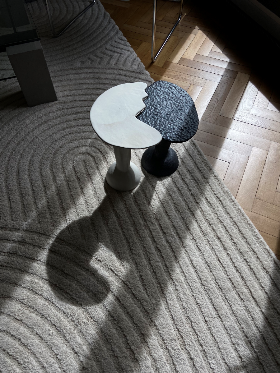 La petite table Ondulée Noire fait partie de la collection "Ondulations", une série d'œuvres et de pièces design tournant autour de la notion des vagues, du mouvement organique de l'eau, de ses formes enveloppantes et rassurantes aux textures diverses invitant au toucher. En exclusivité chez Caroline Andréoni La Maison, ce guéridon confectionné par l'artiste Thalia Dalecky va de paire avec la petite table ondulée nacré de la même collection.