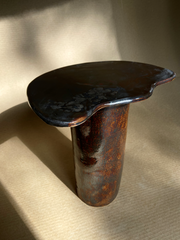 Petite table d'appoint Tempête au design épuré réalisé en céramique à effets métallisés sur le plateau et noir. Cette pièce, réalisée par l'artiste Thalia Dalecky, présente des ornages sur le pied.