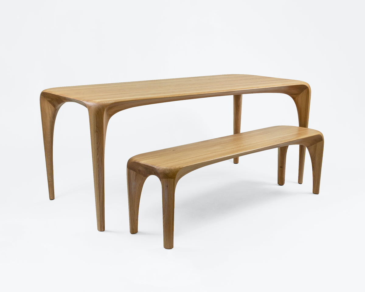 La collection Spline est à mi-chemin entre mobilier et sculpture. Elle s'éloigne des formes géométriques et rectilignes pour tendre vers des lignes naturalistes en quête de fluidité et de continuité. . Les meubles sont à regarder, à toucher et à ressentir. Chaque pièce est unique, faite à la main, signée et datée. Autres dimensions et essences de bois sur demande.