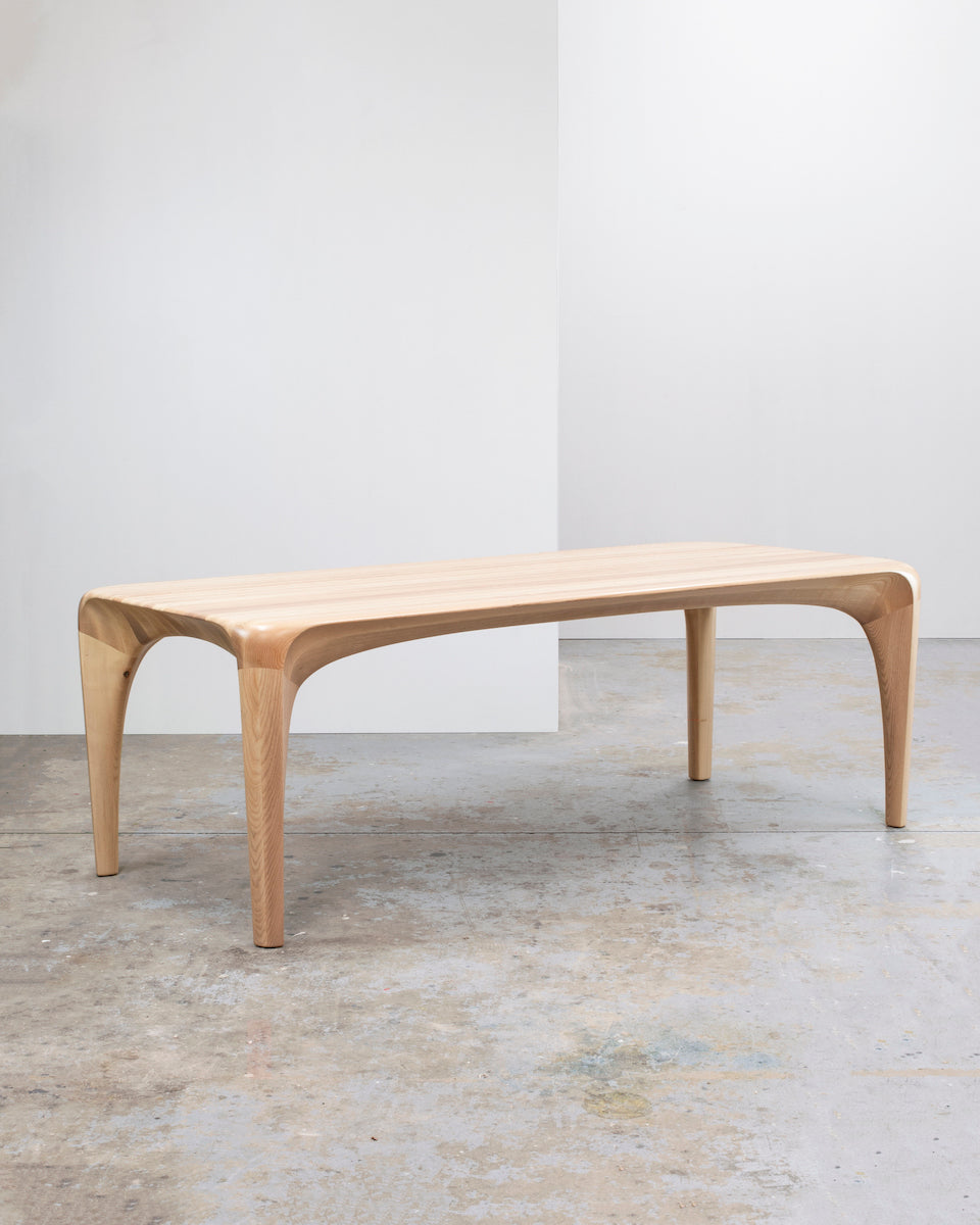 La collection Spline est à mi-chemin entre mobilier et sculpture. Elle s'éloigne des formes géométriques et rectilignes pour tendre vers des lignes naturalistes en quête de fluidité et de continuité. . Les meubles sont à regarder, à toucher et à ressentir. Chaque pièce est unique, faite à la main, signée et datée. Autres dimensions et essences de bois sur demande.