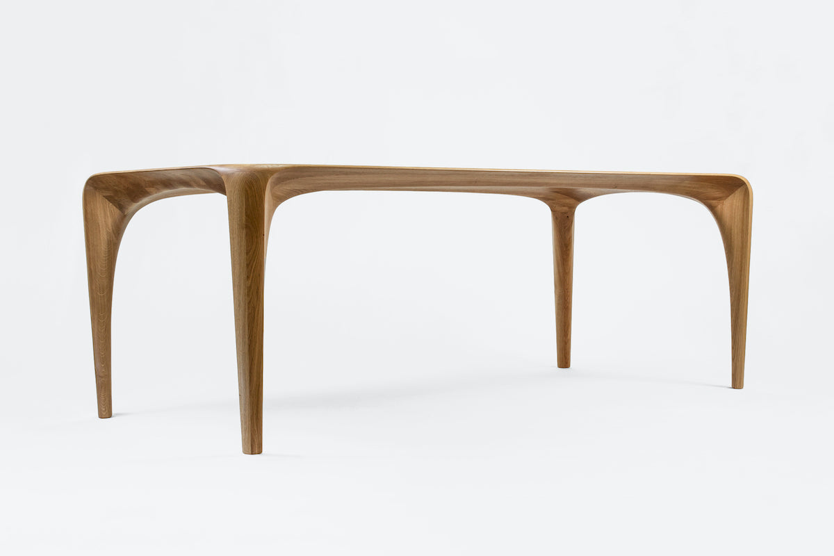 La collection Spline est à mi-chemin entre mobilier et sculpture. Elle s'éloigne des formes géométriques et rectilignes pour tendre vers des lignes naturalistes en quête de fluidité et de continuité. . Les meubles sont à regarder, à toucher et à ressentir. Chaque pièce est unique, faite à la main, signée et datée. Autres dimensions et essences de bois sur demande.