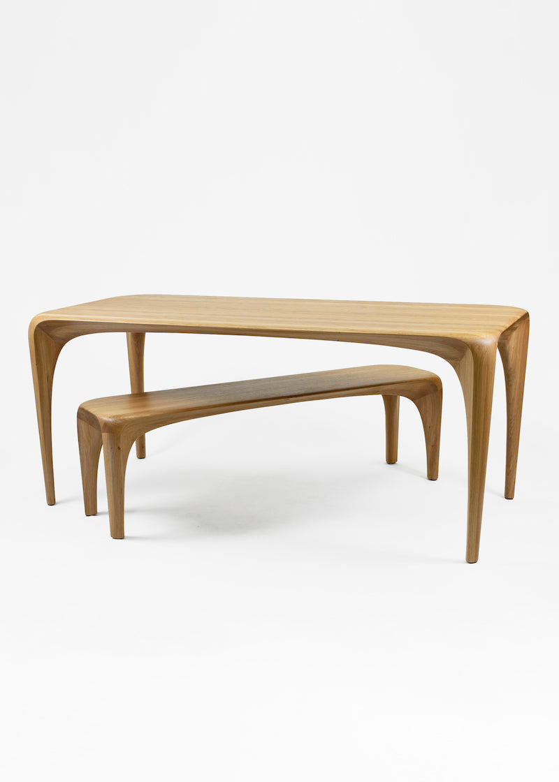 La collection Spline est à mi-chemin entre mobilier et sculpture. Elle s'éloigne des formes géométriques et rectilignes pour tendre vers des lignes naturalistes en quête de fluidité et de continuité. . Les meubles sont à regarder, à toucher et à ressentir. Chaque pièce est unique, faite à la main, signée et datée. Autres dimensions et essences de bois sur demande.