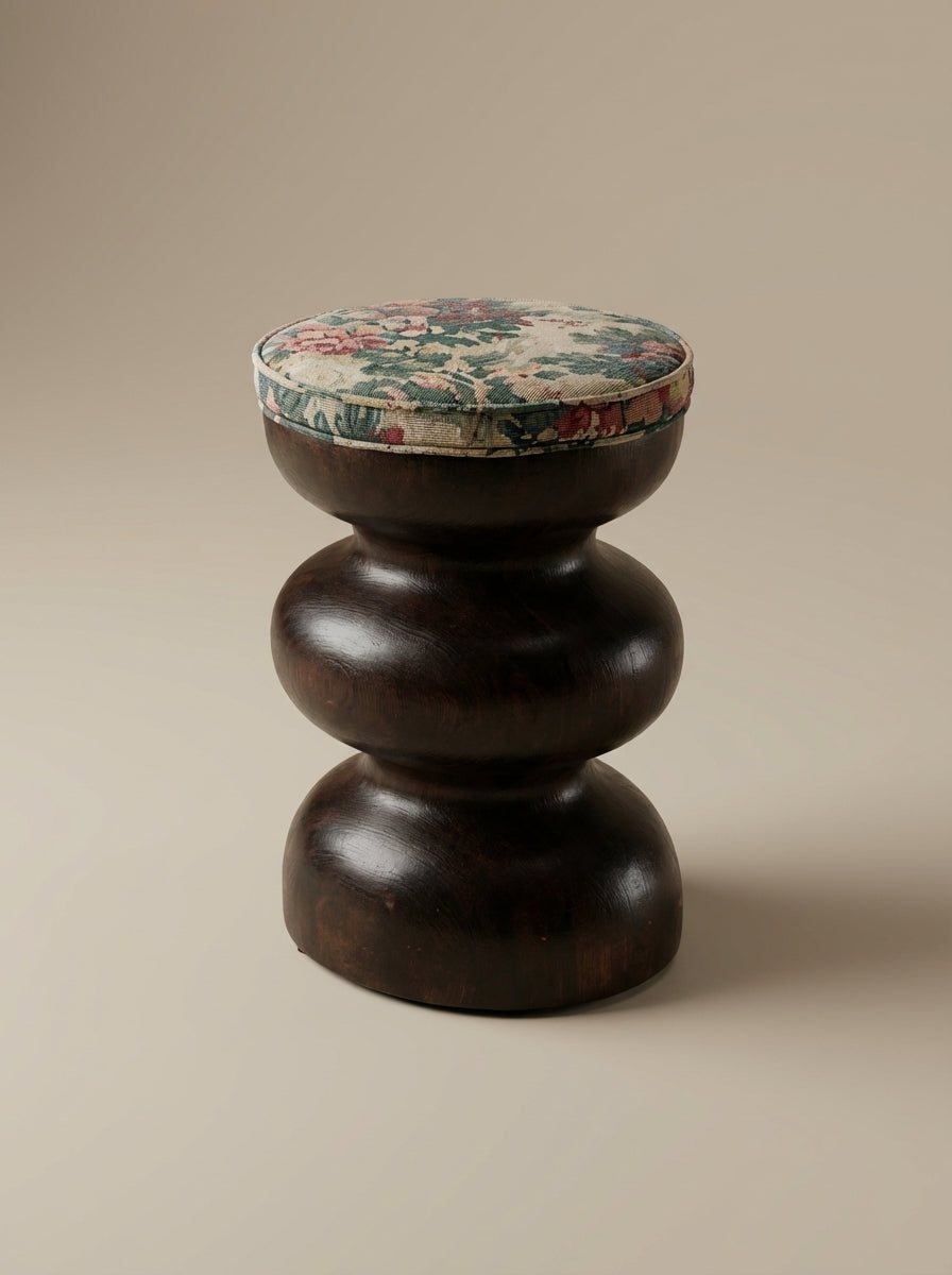 L'alliance de la forme ronde et symétrique, mêlée au motif extrêmement naturel et aléatoire du bois rend chaque création de Romie Objetti unique. En tabouret ou en bout de canapé, sa finition à la cire d'abeille apporte un rendu satiné et soyeux qui permet de préserver l'aspect naturel et authentique du bois, tout en le sublimant.

Proposée en exclusivité par Caroline Andréoni, le tabouret Yoko est revêtu par notre tissu Harlow.