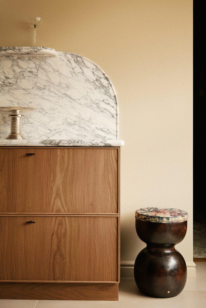 L'alliance de la forme ronde et symétrique, mêlée au motif extrêmement naturel et aléatoire du bois rend chaque création de Romie Objetti unique. En tabouret ou en bout de canapé, sa finition à la cire d'abeille apporte un rendu satiné et soyeux qui permet de préserver l'aspect naturel et authentique du bois, tout en le sublimant.

Proposée en exclusivité par Caroline Andréoni La Maison, le tabouret Yoko est revêtu par notre tissu Harlow.