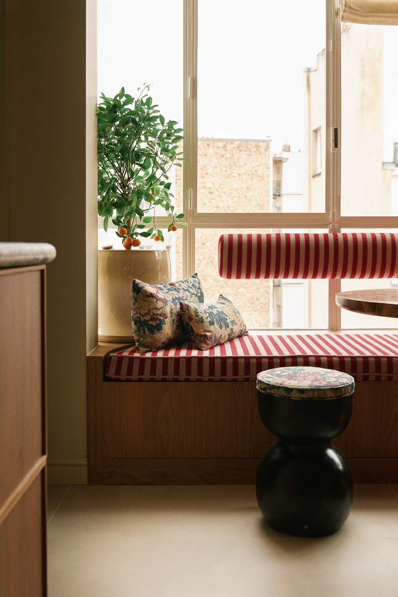 L'alliance de la forme ronde et symétrique, mêlée au motif extrêmement naturel et aléatoire du bois rend chaque création de Romie Objetti unique. En tabouret ou en bout de canapé, sa finition à la cire d'abeille apporte un rendu satiné et soyeux qui permet de préserver l'aspect naturel et authentique du bois, tout en le sublimant.

Proposée en exclusivité par Caroline Andréoni La Maison, le tabouret Yoko est revêtu par notre tissu Harlow.