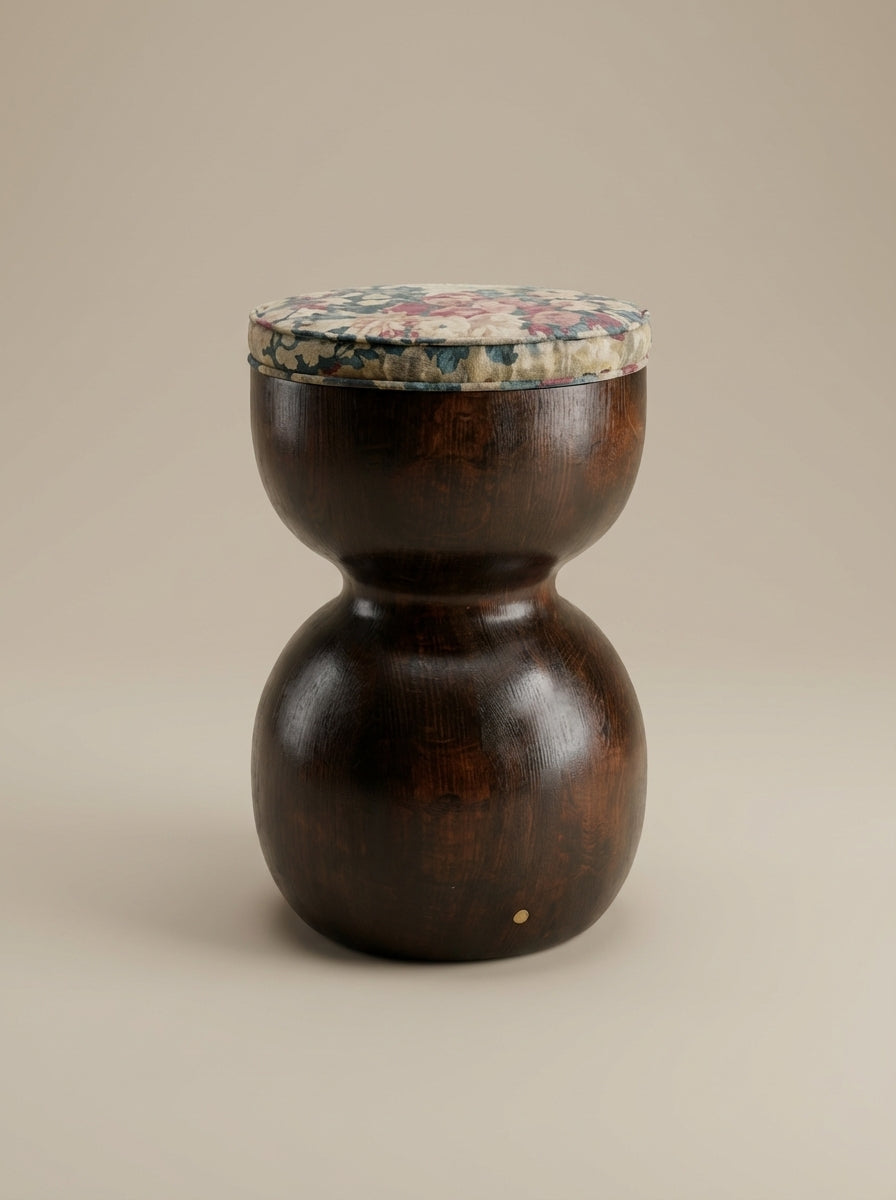 L'alliance de la forme ronde et symétrique, mêlée au motif extrêmement naturel et aléatoire du bois rend chaque création de Romie Objetti unique. En tabouret ou en bout de canapé, sa finition à la cire d'abeille apporte un rendu satiné et soyeux qui permet de préserver l'aspect naturel et authentique du bois, tout en le sublimant.

Proposée en exclusivité par Caroline Andréoni, le tabouret Yoko est revêtu par notre tissu Harlow.