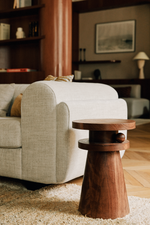 Joya est un objet de décoration nomade aux multiples usages. Tabouret, table d'appoint, bout de canapé, table de chevet, il a été conçu pour vous au quotidien selon vos envies et vos besoins suivre.   Il est décoré d'une boule sculptée entre ses deux plateaux, détail géométrique en asymétrie. Elle semble être posée délicatement, presque en mouvement : le gage d'un travail soigneux et minutieux.