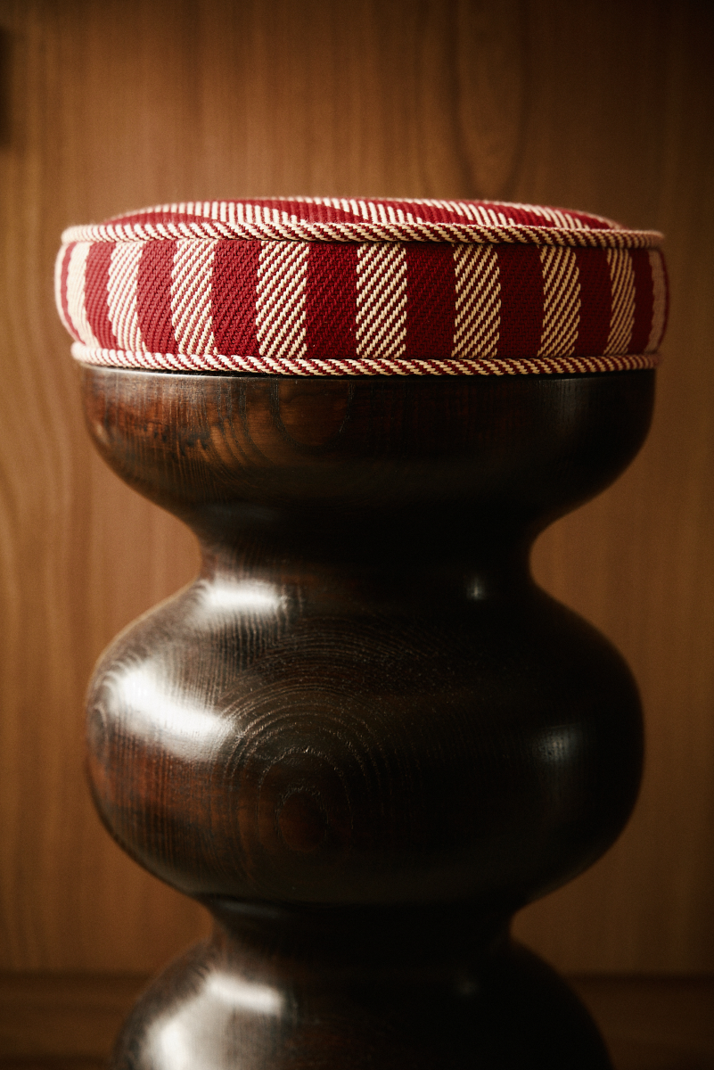 L'alliance de la forme ronde et symétrique, mêlée au motif extrêmement naturel et aléatoire du bois rend chaque création de Romie Objetti unique. Sa finition à la cire d'abeille apporte un rendu satiné et soyeux qui permet de préserver l'aspect naturel et authentique du bois, tout en le sublimant.

Proposée en exclusivité par Caroline Andréoni La Maison, le tabouret Yoko est revêtu par le tissu Voulez-vous teinte Amerana de chez Dedar.