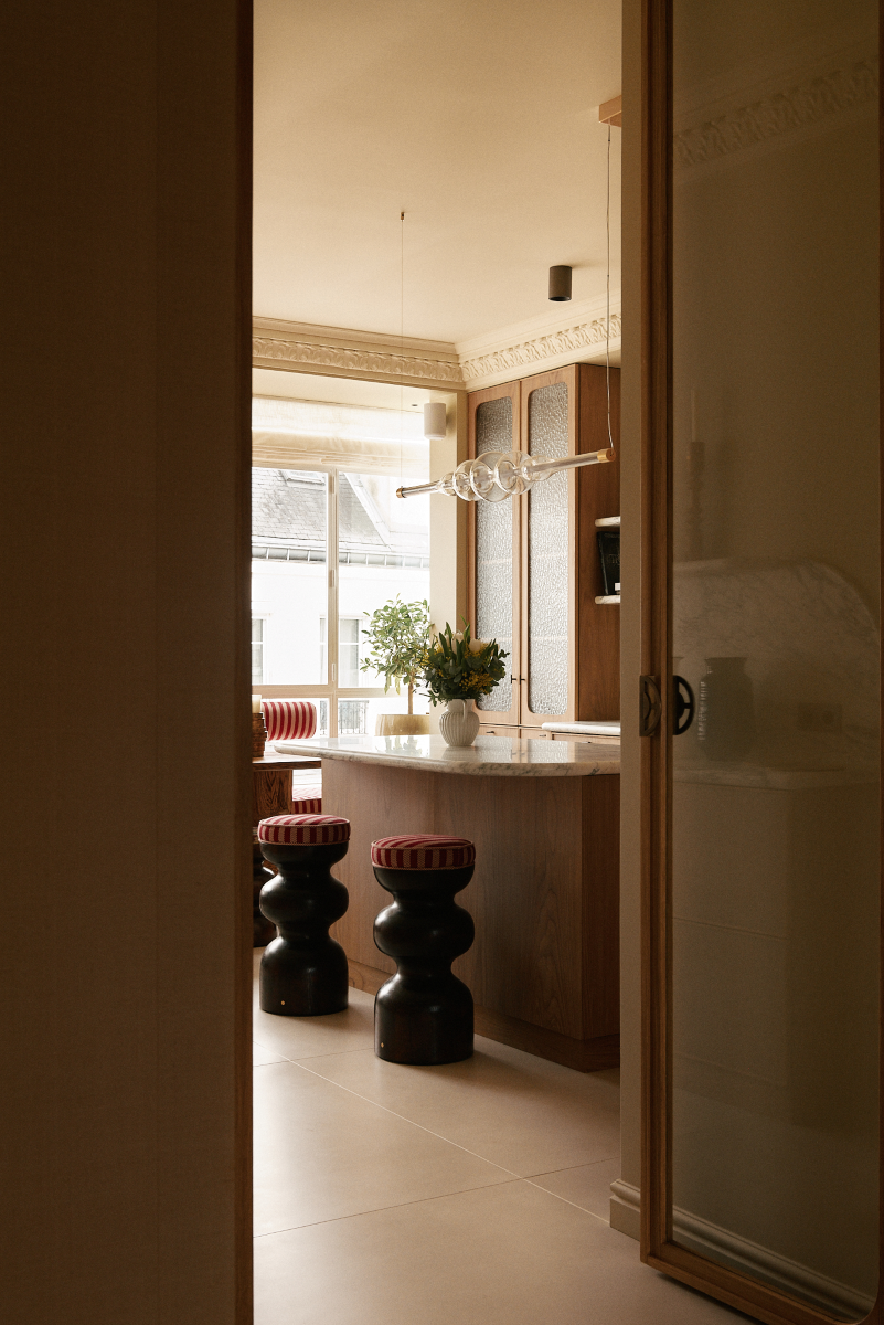 High stool Yoko by Romie Objetti, hand-sculpted by Alice Damiens in stained oak, exclusively for Caroline Andréoni. Undulating forms, beeswax finish, available in one wave or two waves.