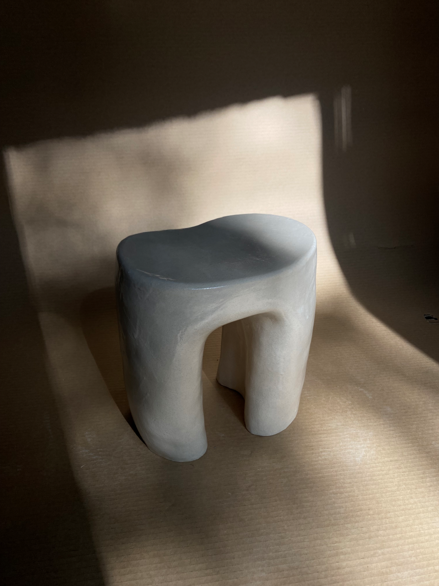 Le petit tabouret Miam Miam est réalisé par l'artiste Thalia Dalecky à l'aide de la technique du colombin combinée à celle de la plaque.