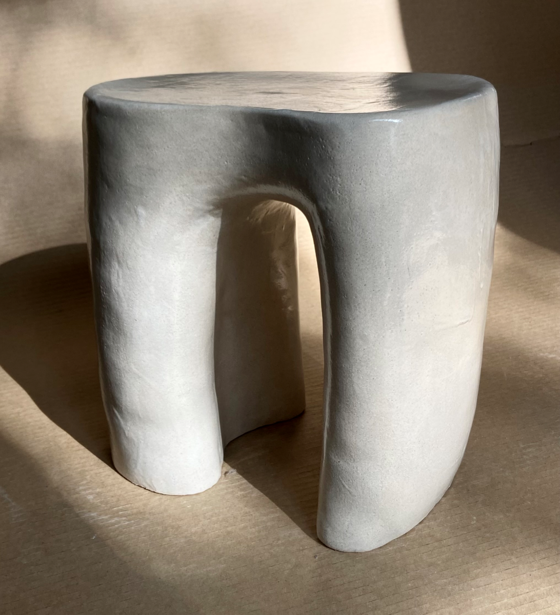 Le petit tabouret Miam Miam est réalisé par l'artiste Thalia Dalecky à l'aide de la technique du colombin combinée à celle de la plaque.