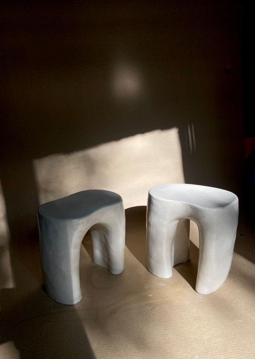 Le petit tabouret Miam Miam est réalisé par l'artiste Thalia Dalecky à l'aide de la technique du colombin combinée à celle de la plaque.