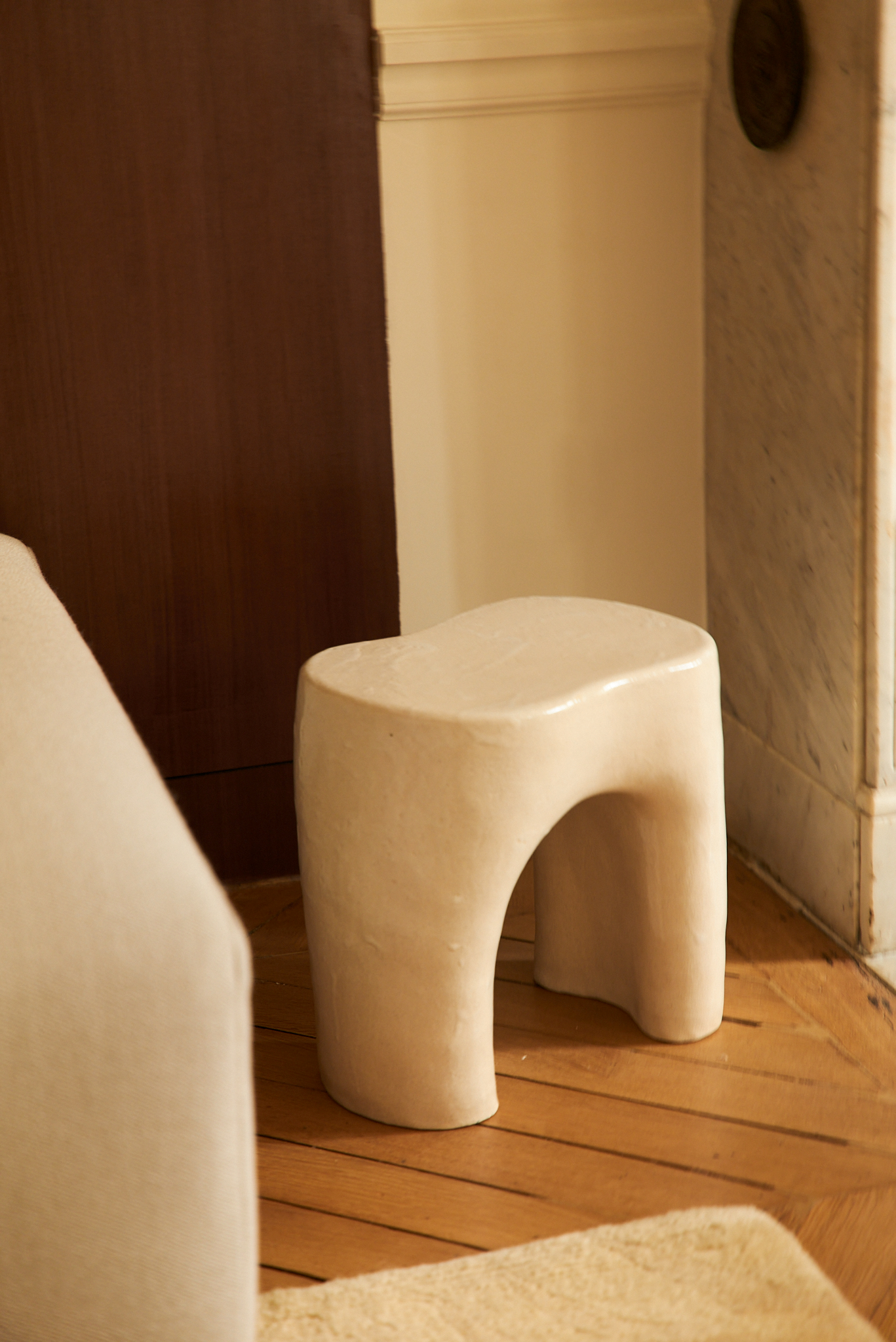 Le petit tabouret Miam Miam est réalisé par l'artiste Thalia Dalecky à l'aide de la technique du colombin combinée à celle de la plaque.