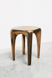 La collection Spline est à mi-chemin entre mobilier et sculpture. Elle s'éloigne des formes géométriques et rectilignes pour tendre vers des lignes naturalistes en quête de fluidité et de continuité. Les meubles sont à regarder, à toucher et à ressentir. Chaque pièce est unique, faite à la main, signée et datée. Autres dimensions et essences de bois sur demande.