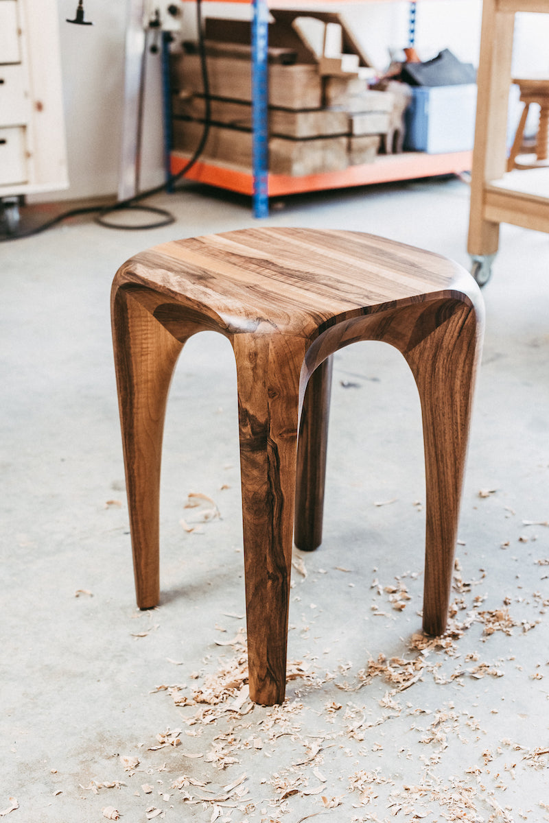 La collection Spline est à mi-chemin entre mobilier et sculpture. Elle s'éloigne des formes géométriques et rectilignes pour tendre vers des lignes naturalistes en quête de fluidité et de continuité. Les meubles sont à regarder, à toucher et à ressentir. Chaque pièce est unique, faite à la main, signée et datée. Autres dimensions et essences de bois sur demande.