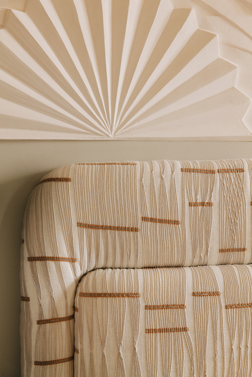 Conçue à l'origine pour un des projets d'architecture d'intérieur de l'agence Caroline Andréoni, nous avons souhaité inclure cette tête de lit aux proportions généreuses à notre toute première collection. C'est avec la Maison Lelièvre et Élitis, maisons célèbres reconnues pour leur expertise et leur savoir-faire en matière de tissus d'ameublement, que nous avons décidé de collaborer pour vous proposer un choix de 9 tissus uniques mais intemporels, aux coloris doux .