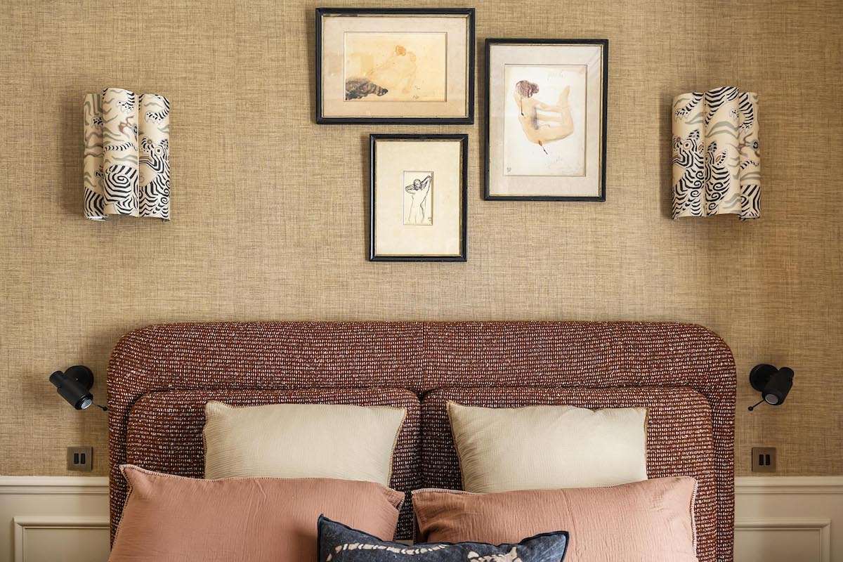 Initialement imaginée et conçue pour un des projets d'architecture d'intérieur signé par l'agence Caroline Andréoni, cette tête de lit aux lignes élégantes et aux proportions généreuses s'est naturellement imposée dans notre toute première collection. Nous avons sélectionné avec soin des tissus provenant de grandes maisons d'édition, tout en vous proposant également une gamme exclusive de textiles choisis avec attention, afin de créer un élément unique et raffiné pour votre intérieur.