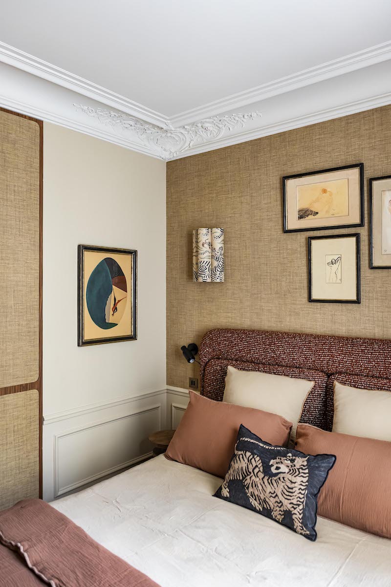 Initialement imaginée et conçue pour un des projets d'architecture d'intérieur signé par l'agence Caroline Andréoni, cette tête de lit aux lignes élégantes et aux proportions généreuses s'est naturellement imposée dans notre toute première collection. Nous avons sélectionné avec soin des tissus provenant de grandes maisons d'édition, tout en vous proposant également une gamme exclusive de textiles choisis avec attention, afin de créer un élément unique et raffiné pour votre intérieur.