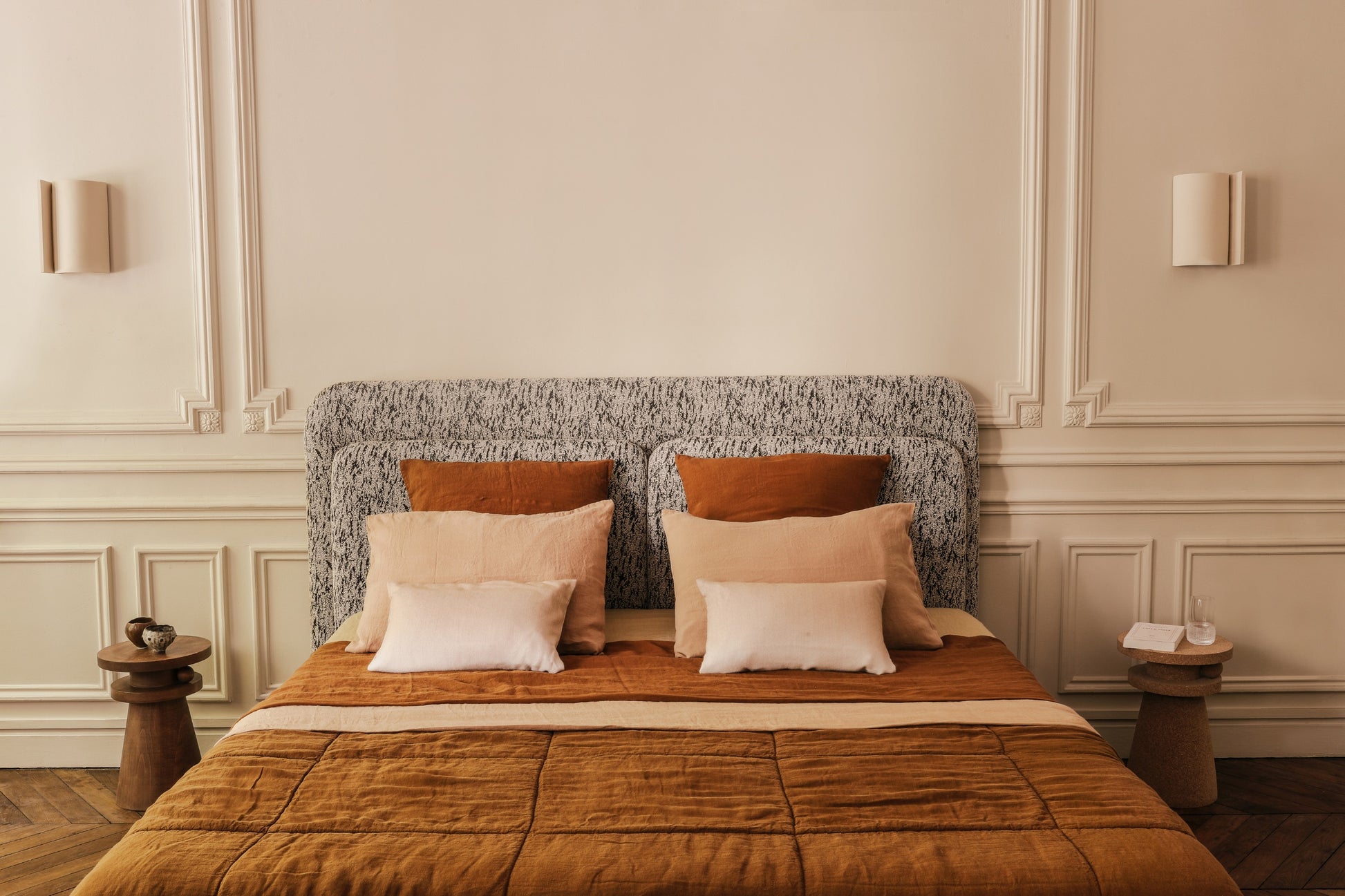 Initialement imaginée et conçue pour un des projets d'architecture d'intérieur signé par l'agence Caroline Andréoni, cette tête de lit aux lignes élégantes et aux proportions généreuses s'est naturellement imposée dans notre toute première collection. Nous avons sélectionné avec soin des tissus provenant de grandes maisons d'édition, tout en vous proposant également une gamme exclusive de textiles choisis avec attention, afin de créer un élément unique et raffiné pour votre intérieur.