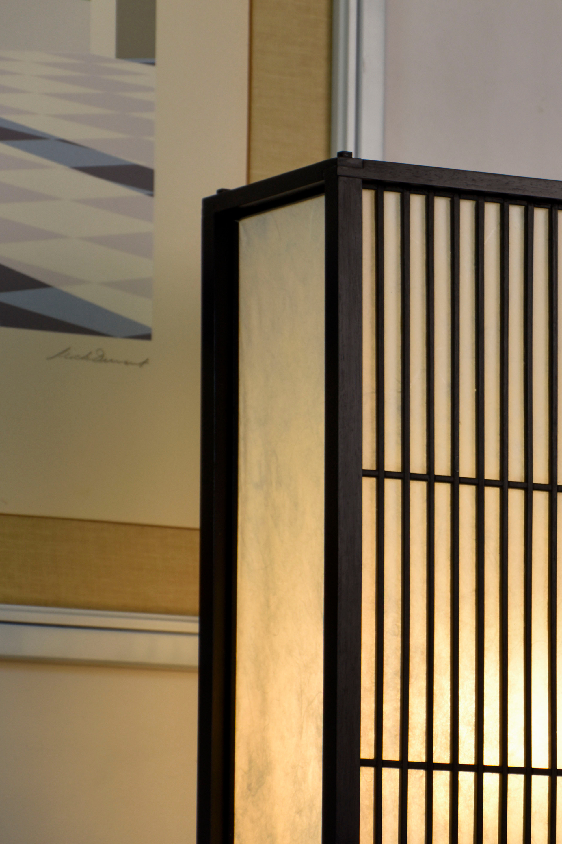 Véritable héritage de la culture japonaise traditionnelle, cette lampe puise son inspiration dans l’équilibre entre rigueur et douceur. Imaginée par le designer Thomas Coup La Fronde, elle associe la précision des savoir-faire artisanaux aux courbes organiques d’un pied en ébène massif. Les assemblages, subtilement révélés, témoignent d’une exigence rare tout en préservant une esthétique épurée et intemporelle.