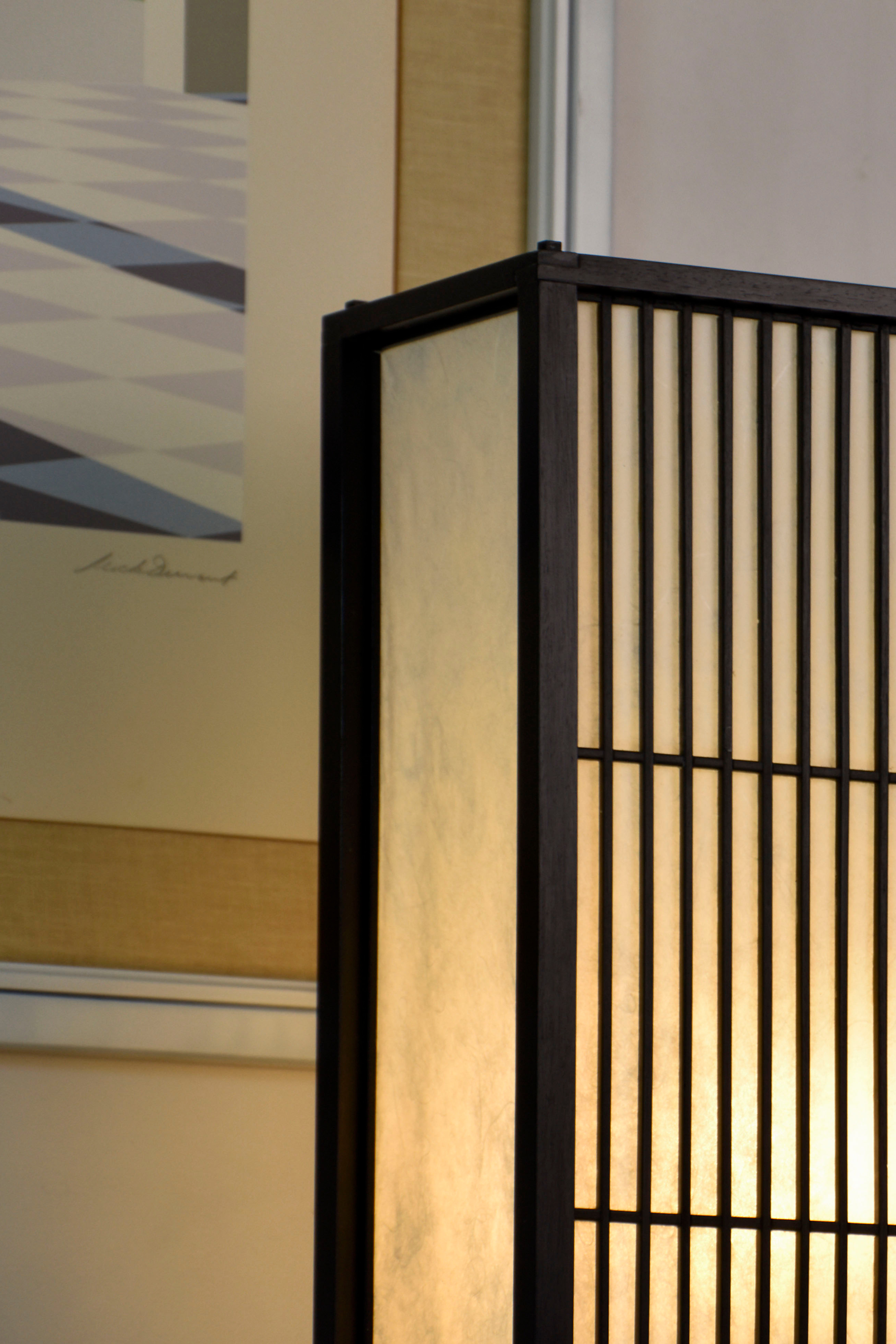 Véritable héritage de la culture japonaise traditionnelle, cette lampe puise son inspiration dans l’équilibre entre rigueur et douceur. Imaginée par le designer Thomas Coup La Fronde, elle associe la précision des savoir-faire artisanaux aux courbes organiques d’un pied en ébène massif. Les assemblages, subtilement révélés, témoignent d’une exigence rare tout en préservant une esthétique épurée et intemporelle.