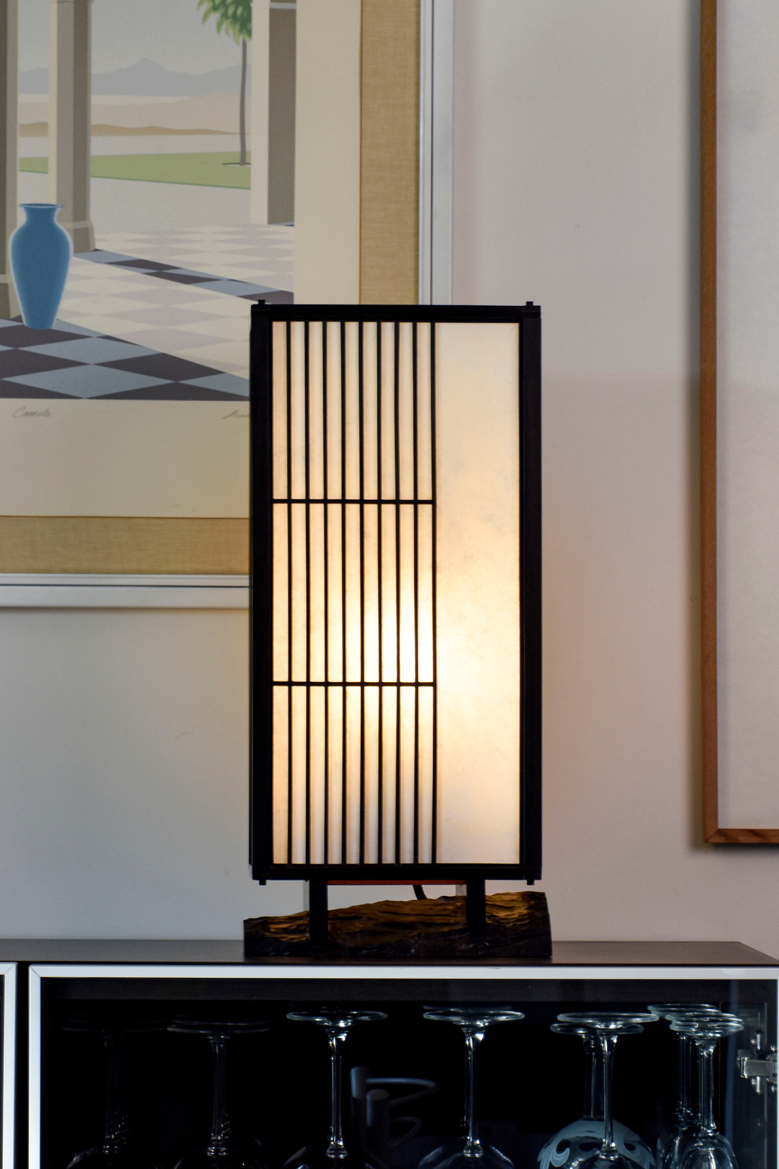 Véritable héritage de la culture japonaise traditionnelle, cette lampe puise son inspiration dans l’équilibre entre rigueur et douceur. Imaginée par le designer Thomas Coup La Fronde, elle associe la précision des savoir-faire artisanaux aux courbes organiques d’un pied en ébène massif. Les assemblages, subtilement révélés, témoignent d’une exigence rare tout en préservant une esthétique épurée et intemporelle.