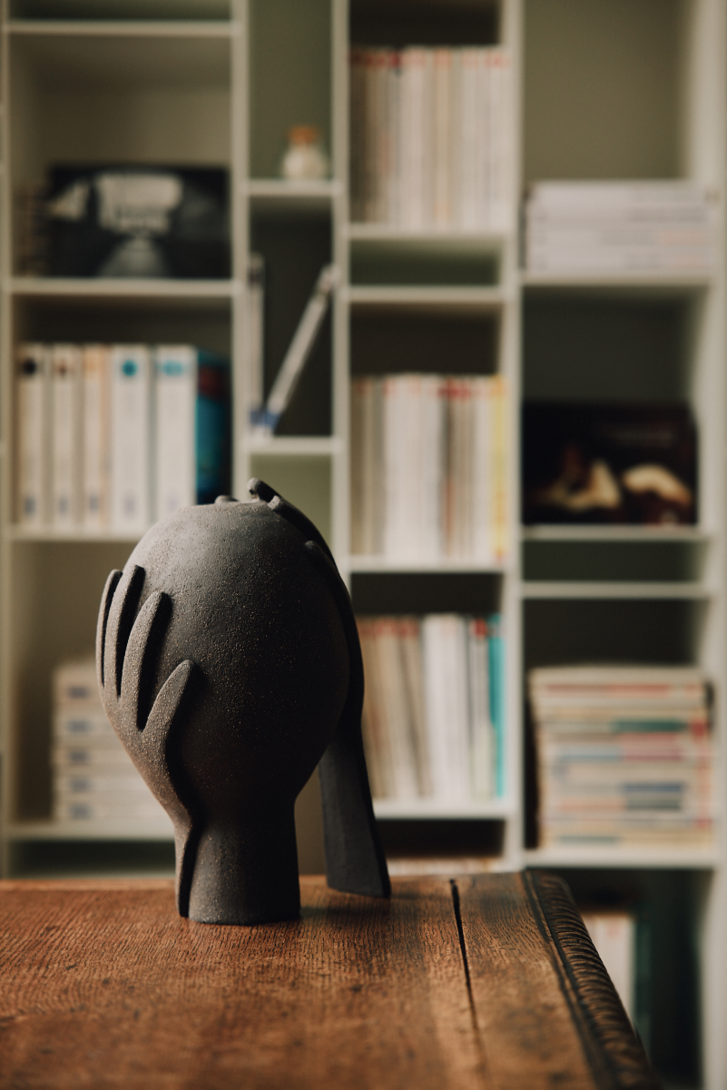 Vase Je te protège by Thalia Dalecky, in raw black stoneware from the « À mains nues » collection. The enveloping form carries the gesture of protection, ceramic as sheltering skin.
