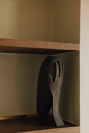 Le vase Je te soutient &nbsp;fait partie de la collection "à mains nues" évoquant la douceur, la confiance et l'amour inconditionnel. L'artiste Thalia Dalecky a voulu exprimer dans cette pièce la sensation du soutien et de consolation d'une caresse, la tendresse d'une main sur la peau, l'abandon dans l'autre jusqu'à l'acceptation de sa propre vulnérabilité . Se reposer en quelqu'un que l'on aime et baisser sa garde, se laisser porter...