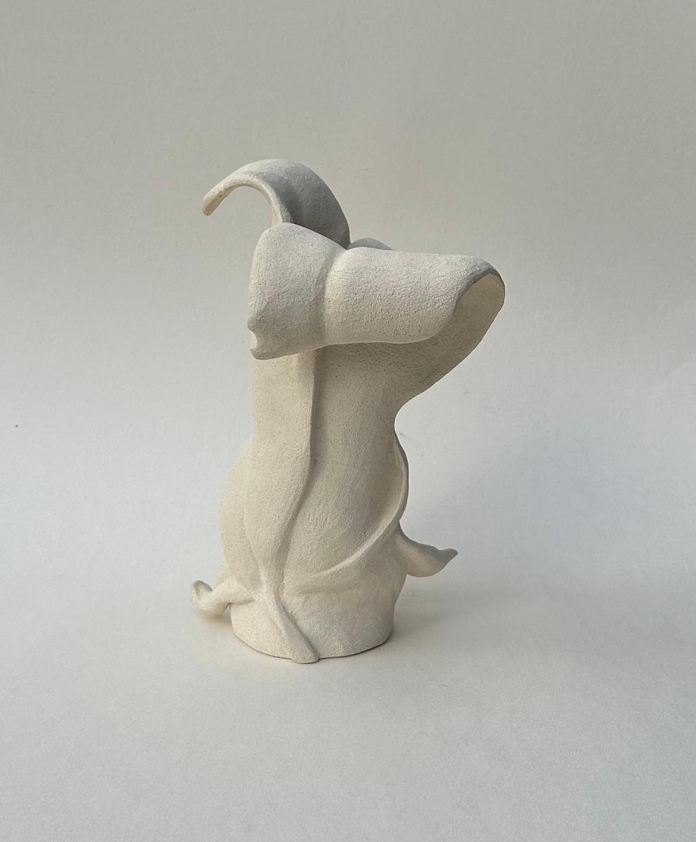 Vase sculpture Feuillage, modelé à la plaque et au colombin par Thalia Dalecky, en grès crème chamotté brut, émaillé à l’intérieur mais non étanche. Un vase invisible à insérer est envoyé avec pour les fleurs fraîches.