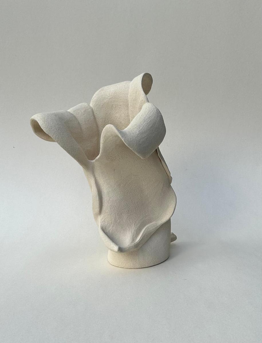 Vase sculpture Feuillage, modelé à la plaque et au colombin par Thalia Dalecky, en grès crème chamotté brut, émaillé à l’intérieur mais non étanche. Un vase invisible à insérer est envoyé avec pour les fleurs fraîches.