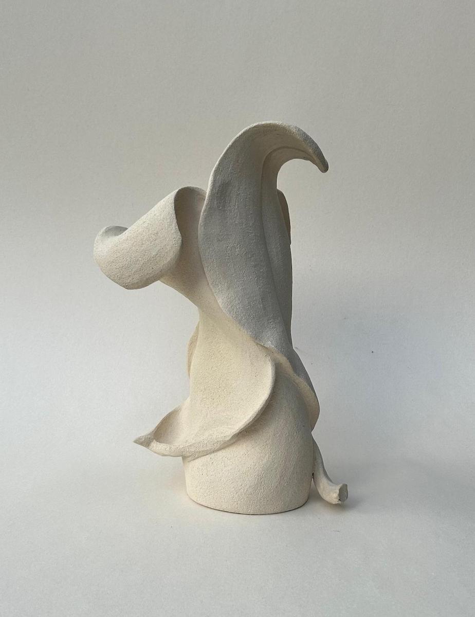 Vase sculpture Feuillage, modelé à la plaque et au colombin par Thalia Dalecky, en grès crème chamotté brut, émaillé à l’intérieur mais non étanche. Un vase invisible à insérer est envoyé avec pour les fleurs fraîches.