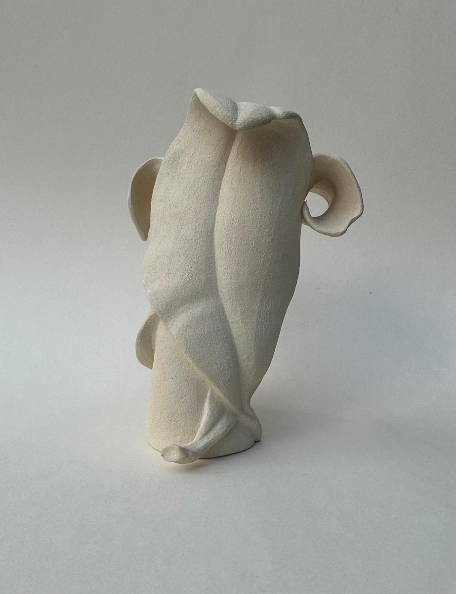 Vase sculpture Feuillage, modelé à la plaque et au colombin par Thalia Dalecky, en grès crème chamotté brut, émaillé à l’intérieur mais non étanche. Un vase invisible à insérer est envoyé avec pour les fleurs fraîches.