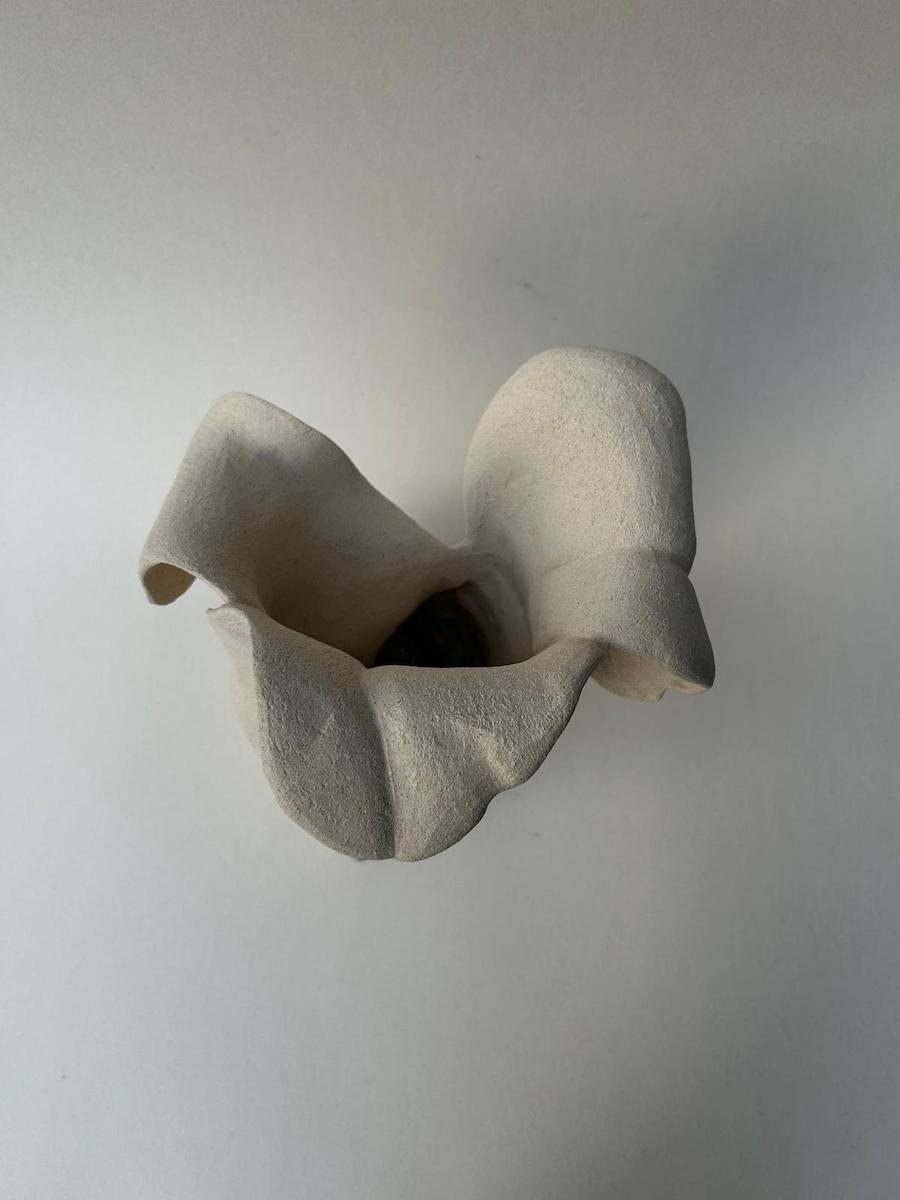 Vase sculpture Feuillage, modelé à la plaque et au colombin par Thalia Dalecky, en grès crème chamotté brut, émaillé à l’intérieur mais non étanche. Un vase invisible à insérer est envoyé avec pour les fleurs fraîches.