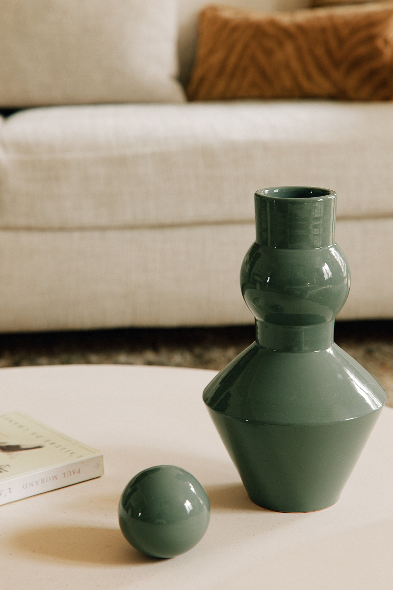 Pièce iconique de&nbsp; notre &nbsp;collection signature, le vase Pico se pare d'une nouvelle robe&nbsp;vert d'Égypte pour &nbsp;Résonance et viendra&nbsp; sublimer &nbsp;délicatement votre intérieur.  Objet sculptural par excellence, Pico se pose et se compose, agrémenté de sa sphère posée sur le haut ou déposée sur le côté, il évolue selon vos envies, se transformant de vase en sculpture et de sculpture en vase. Alternance de formes généreuses et graphiques, ils sauront vivre seuls ou en paire.